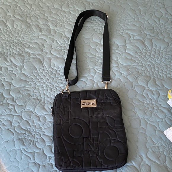 Kenneth Cole Reaction Quilted Black Crossbody Bag padded for iPad - Picture 1 of 9